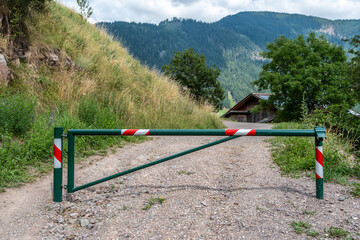 Absperrbügel auf Schotterweg in ländlicher Bergregion