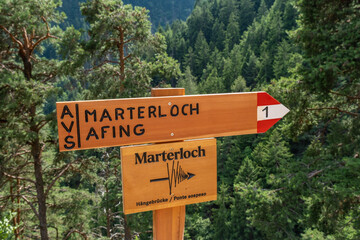 Wanderwegweiser zum Marterloch und Afing im Waldgebiet