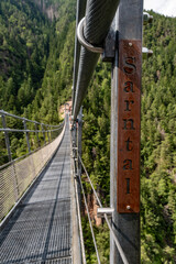 Detailansicht Hängebrücke Marterloch mit Schriftzug Sarntal