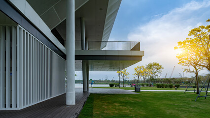 Fototapeta premium Modern Architectural Structure with Green Surroundings in Open Space