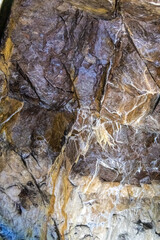 Felswand im Bunker – mineralische Ablagerungen und Gesteinsformationen