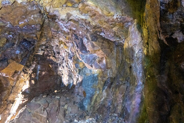 Felswand im Bunker – mineralische Ablagerungen und Gesteinsformationen