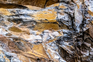 Felswand im Bunker – mineralische Ablagerungen und Gesteinsformationen