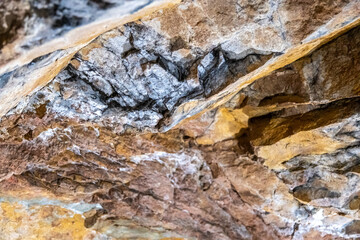 Felswand im Bunker – mineralische Ablagerungen und Gesteinsformationen