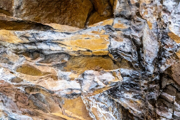 Felswand im Bunker – mineralische Ablagerungen und Gesteinsformationen