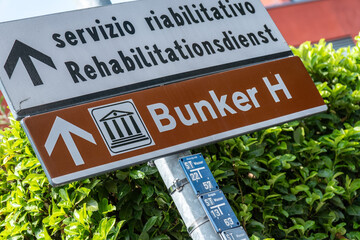 Wegweiser zum historischen Bunker H in Bozen S&uuml;dtirol
