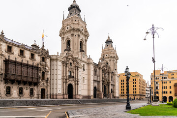 Fototapeta premium Die Kathedrale von Lima mit ihrer prunkvollen Fassade und den Türmen in der historischen Altstadt