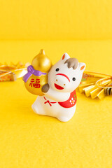 2026年かわいい午年の年賀状　馬の干支　黄色い和紙背景