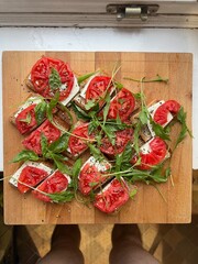 Polskie śniadanie, kanapki z pomidorem i serek, zielona przyprawa.