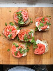 Polskie śniadanie, kanapki z pomidorem i serek, zielona przyprawa.