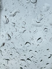 Krople wody na szybie 