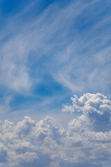 Obraz premium 真夏の青い空と白い雲