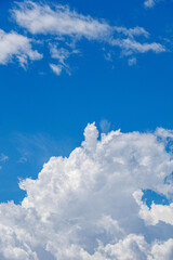 真夏の青い空と白い雲