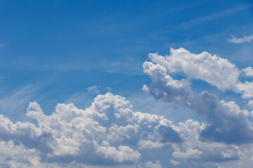 真夏の青い空と白い雲
