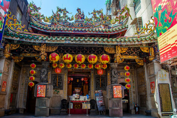 Obraz premium Taipei Taiwan 31st May 2025: The main gate of Bangka Qingshan Temple in Taipei, Taiwan, features traditional Chinese architectural elements, including ornate carvings, colorful ceramic decorations. 