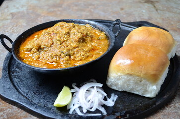 Spicy chicken keema served with butter-toasted pav bread, a popular Indian street food dish. Minced chicken cooked with onions, tomatoes, and aromatic spices, paired with soft bread rolls for a hearty