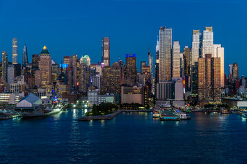 A view in the evening towards the shoreline and the skyline in Manhattan, New York, in the fall