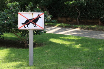 No dogs on the grass allowed sign 