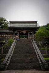 Fototapeta premium 雨の神社、石段の先の社