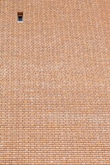 udine, italien - 17.03.2023 - braune ziegelsteinfassade mit winzigem fenster