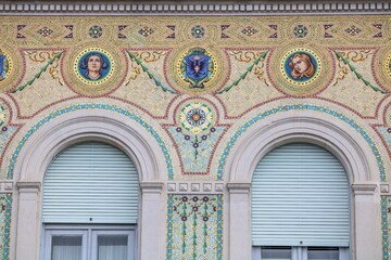 Obraz premium triest, italien - fenster mit jugendstilfassade an einem alten haus