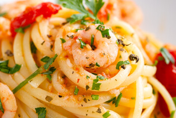 Linguine con gamberi e pomodorini, pasta italiana 