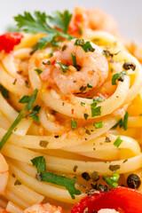 Linguine con gamberi e pomodorini, pasta italiana 