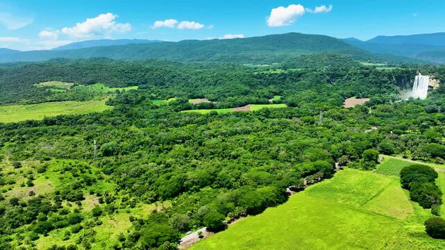 Zona verde con vegetaci&oacute;n mixta y colinas
Vista a&eacute;rea de campo abierto y bosque