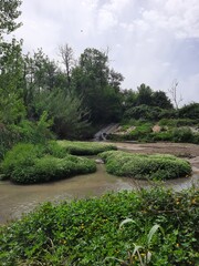 Piccola cascata nella natura
