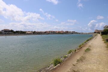 Fleuve côtier appelé le courant de Mimizan, ville de Mimizan, département des Landes, France