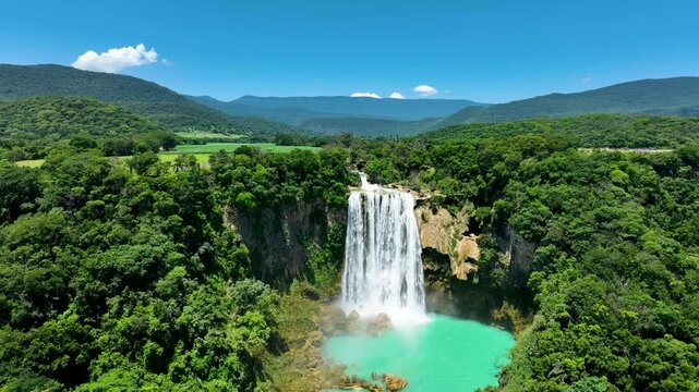 Vista a&eacute;rea de cascada tropical