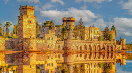 Le ch&acirc;teau de Mandelieu la Napoule sur la C&ocirc;te d'Azur en bord de le mer M&eacute;diterran&eacute;e, avec ses chaudes couleurs 