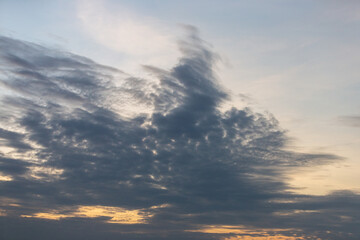 Obraz premium Colorful, dramatic clouds fill the evening sky, illuminated by the beautiful light of the setting sun