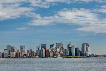 Obraz premium Lower Manhattan Skyline New York City Waterfront Blue Sky Panorama