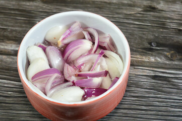 slices of red onion with vinegar, Red onions, purple or blue onions, often consumed raw, cultivars...