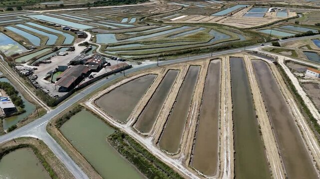 Vid&eacute;o a&eacute;rienne des marais de Salamine situ&eacute;s en bord de mer &agrave; l'est des Allards, commune de Dolus d'Ol&eacute;ron. Travelling lat&eacute;ral vers la gauche.