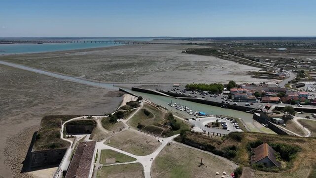 Vid&eacute;o a&eacute;rienne au Ch&acirc;teau d'Ol&eacute;ron. Travelling descendant depuis la citadelle avec vue sur le port, le pont et la citadelle.