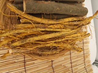Gu-ji-ppong-na-mu (Cudrania tricuspidata) is widely used in Korean traditional medicine for...