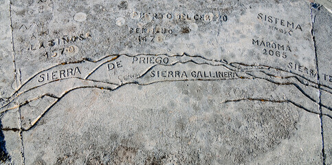 descripción de la sierra de córdoba grabada en piedra en la Ermita Virgen de la Sierra Cabra...