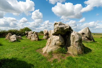 Vor einem wolkenreichen Himmel erhebt sich das rekonstruierten Großsteingrab auf dem St. Anneberg....