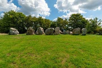 Sieben Steine des rekonstruierten Großsteingrabs St. Anneberg bilden eine nach außen abgrenzende Reihe, als wollten sie den Ort bewachen.