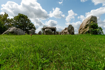 Inmitten einer grünen, natürlichen Landschaft erhebt sich das Großsteingrab auf dem St....