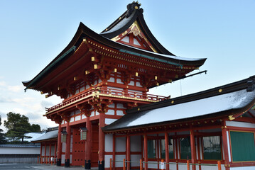 伏見稲荷　雪化粧の楼門(京都市伏見区)