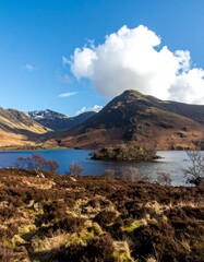 Obraz premium Scenic lake with mountains (1)