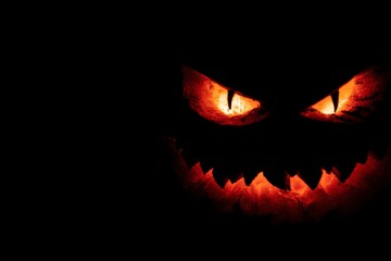 Naklejka premium Glowing Pumpkin Face Carving