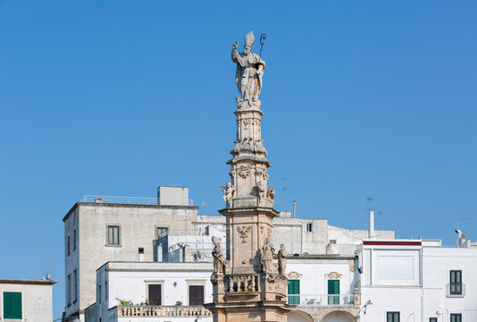 The Saint Oronzo obelisk located at the Freedom Square is dedicated to the patron of the city: who spared Ostuni from the plague of 1740