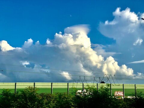 Stratokumulus &uuml;ber gr&uuml;ner Wiese und blauen Himmel