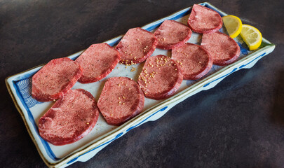 皿に盛り付けられた特上牛タン・焼き肉