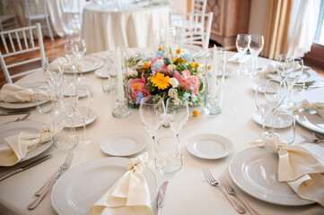 Elegant wedding table setting with floral centerpiece design