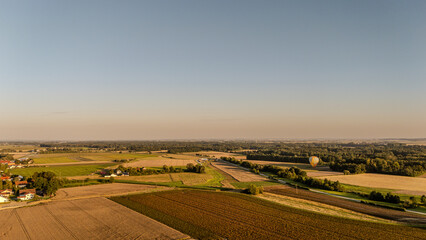 Ballonfahrt über die malerische Landschaft mit weiten Feldern und ruhiger Atmosphäre in den...